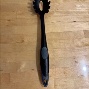 Rubbermaid Nylon Hard Plastic Pasta Serving Utensil #1C83 Black with spoon rest